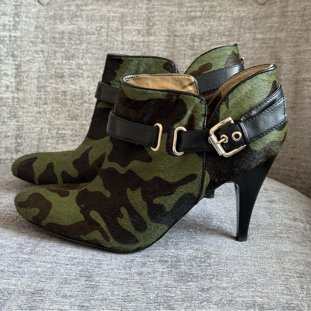 Ladies Nine West Camouflage Green & Black pony Hair Booties size 8